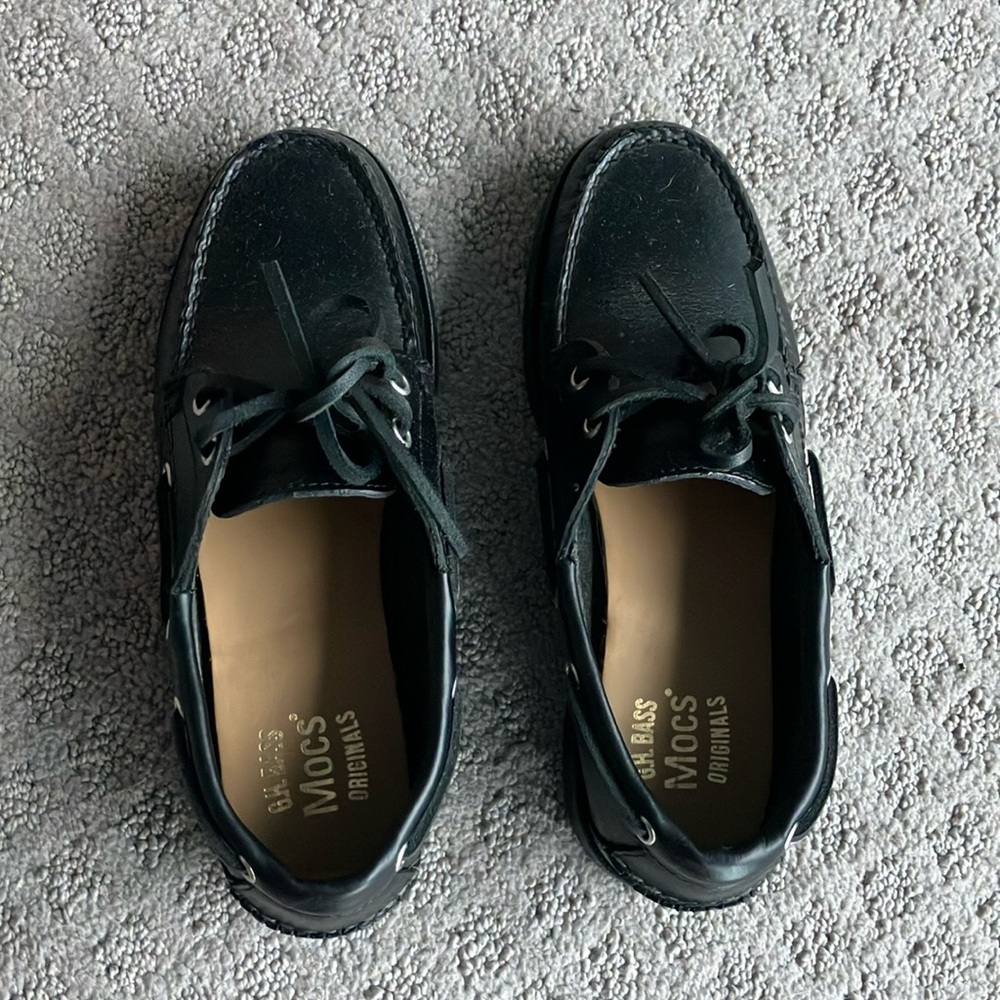 LIKE NEW black Bass moccasins